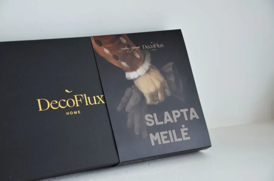Juoda „DecoFlux“ ir „Slapta meilė“ dėžutė – satino patalynės komplekto „Vilniaus širdis“ pakuotė šviesiame fone