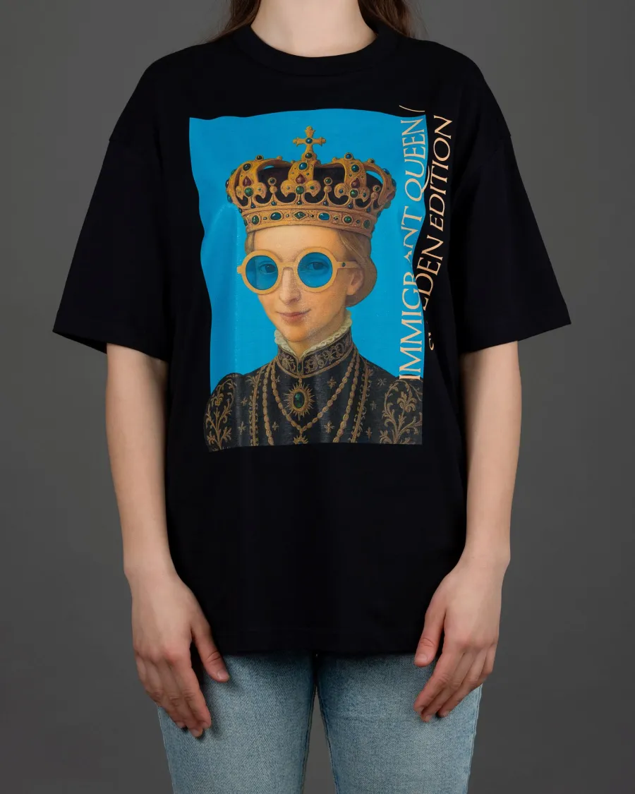 Woman wearing a black “IMIGRANT QUEEN / SWEDEN EDITION” T-shirt with a portrait on a blue background