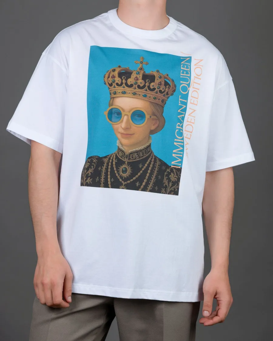 Man in a white “IMIGRANT QUEEN / SWEDEN EDITION” T-shirt, arms down