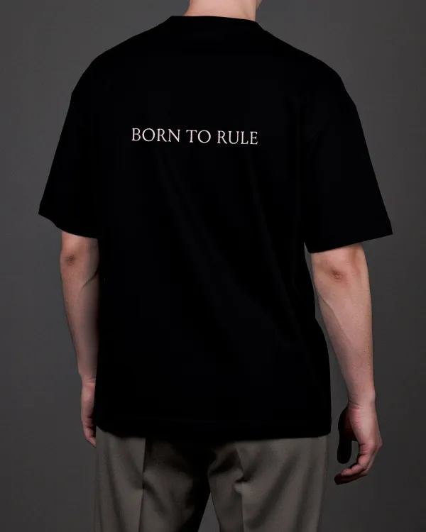 Juodų marškinėlių „KARŪNA“ nugara su užrašu „Born to rule“ ant vyro
