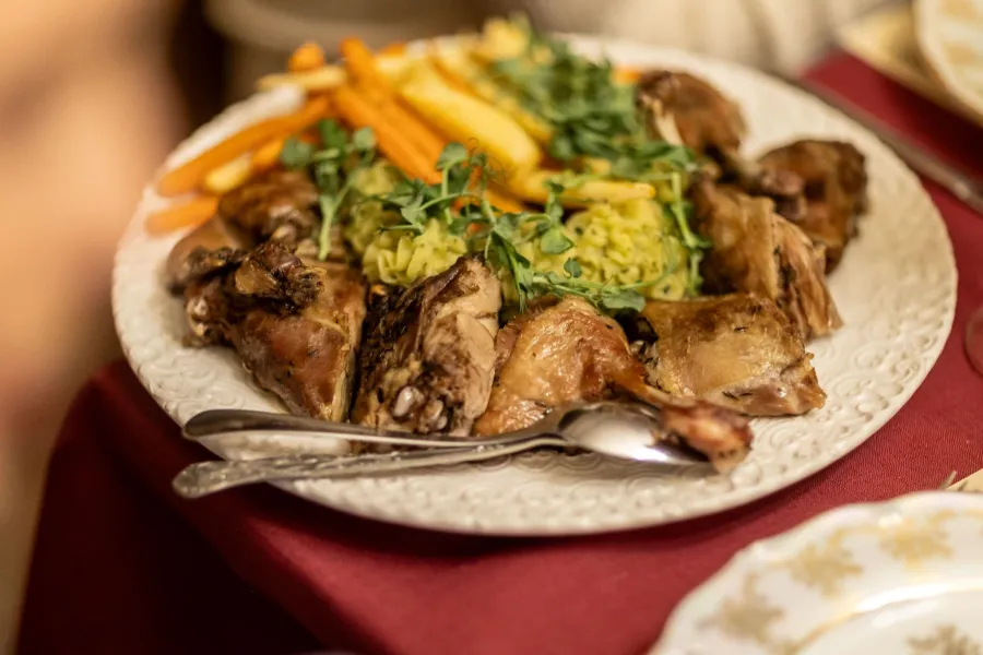 Plate with roast fowl, vegetables and greens – Vilnius Royal Hunt Dinner