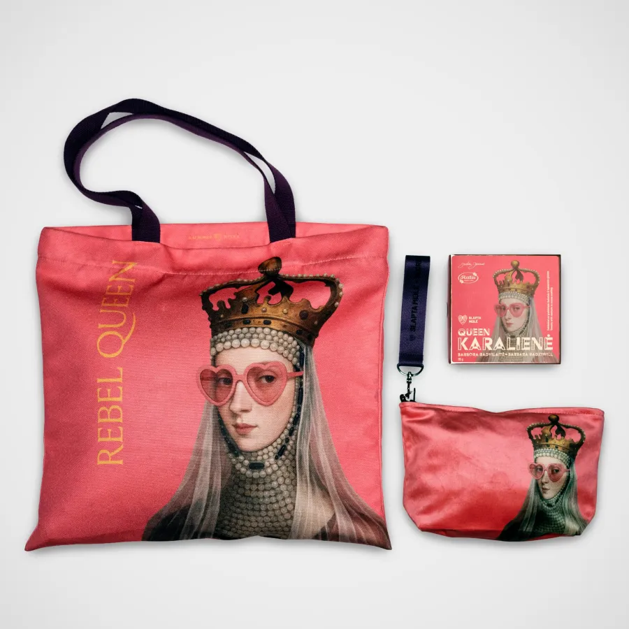 Rožinis krepšys „Rebel Queen“, saldainių dėžutė „Karalienė“ ir kosmetinė – „Maištingos Karalienės dovanos“