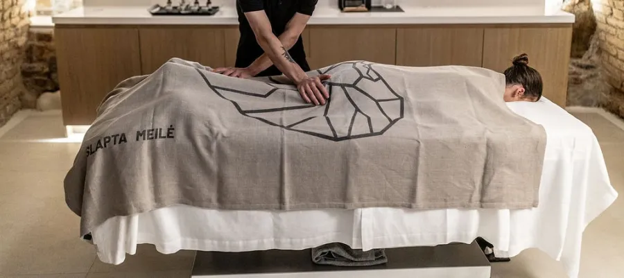 Masažas per „Slapta meilė“ apklotą su širdies piešiniu – ritualas „Karalienės Kotrynos šaltinis“