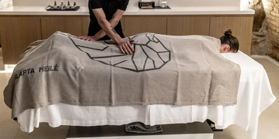 Masažas per pilką „Slapta meilė“ apklotą su širdies piešiniu – ritualas „Karaliaus Augusto medžioklė“