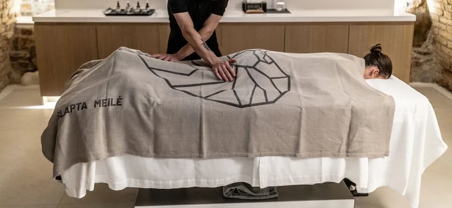 Massage through a “Slapta meilė” blanket in a vaulted room – “Sleeping Garden” ritual