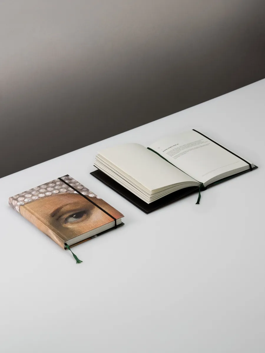 “Slapta meilė | Barbara Radziwiłł” notebook, closed and open with blank pages, on a table