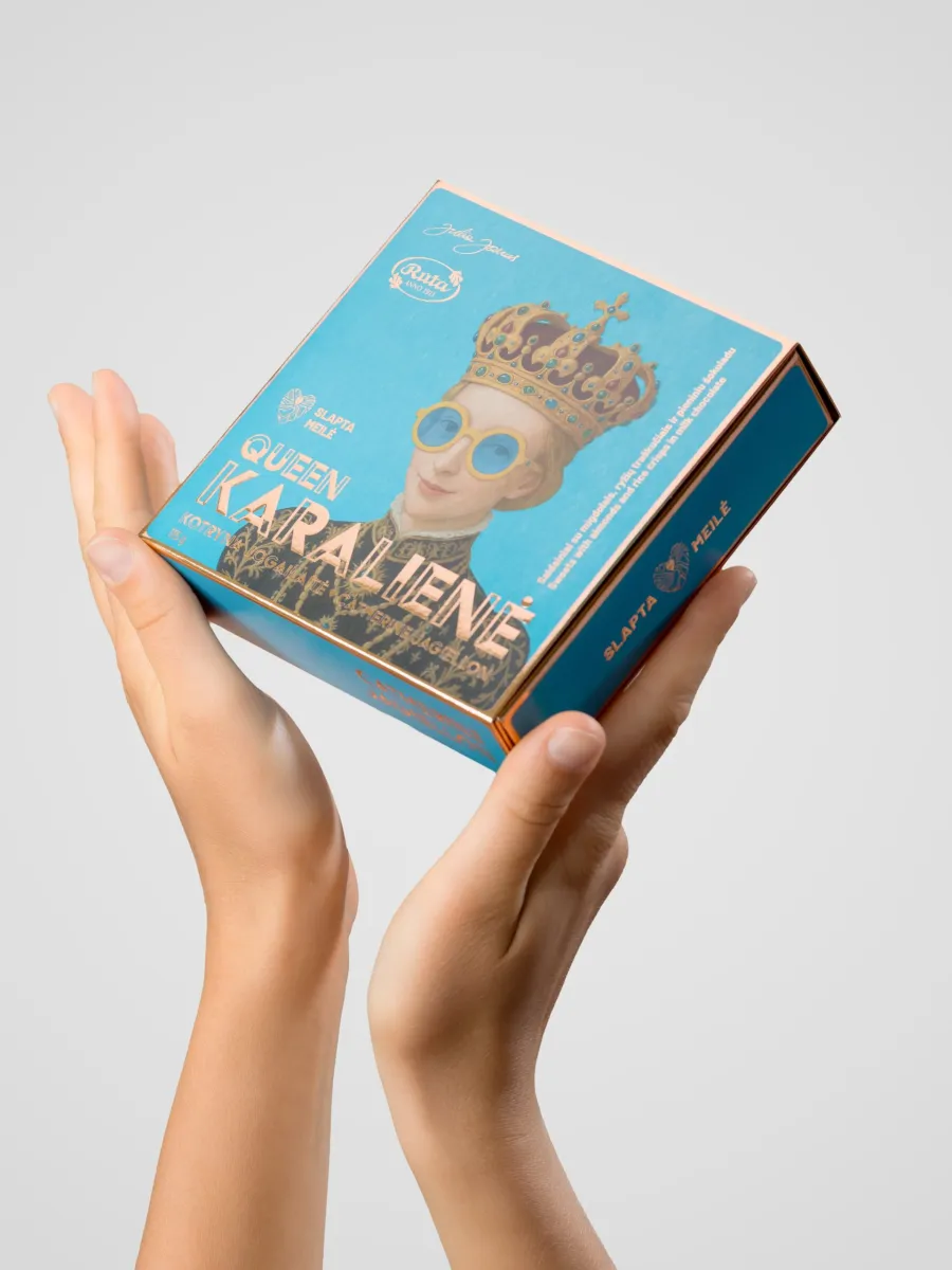 Blue box of “Queen Catherine Jagiellon” sweets with the queen's portrait in hands