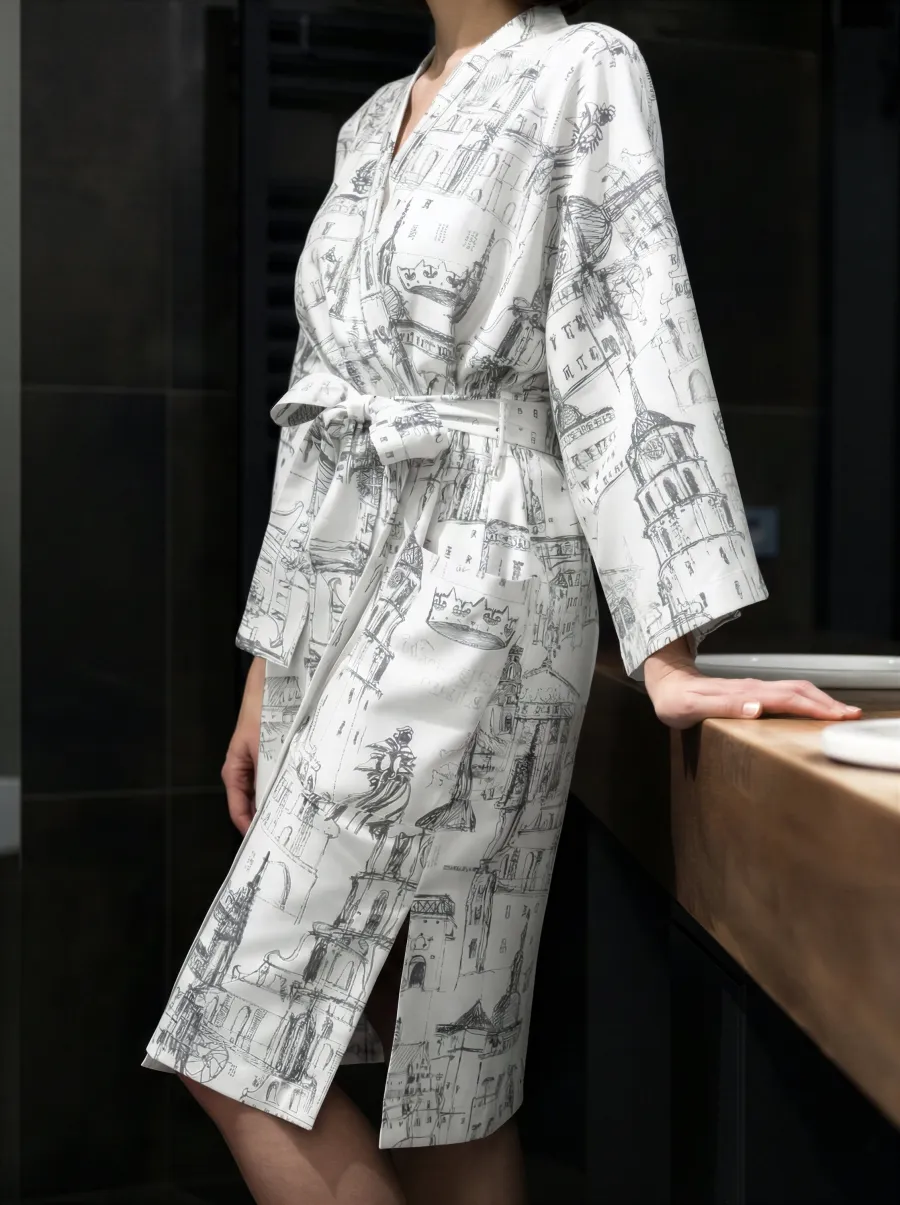 Satino chalatas kimono „Karališko Vilniaus meilės istorija“ | Balta