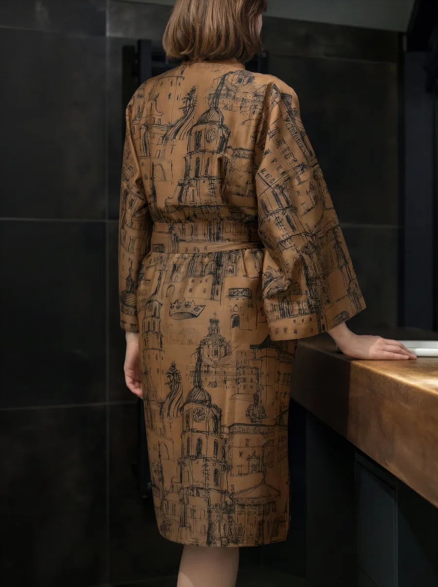 Cinamono chalatas kimono „Karališko Vilniaus meilės istorija“ vonios interjere, vaizdas iš nugaros