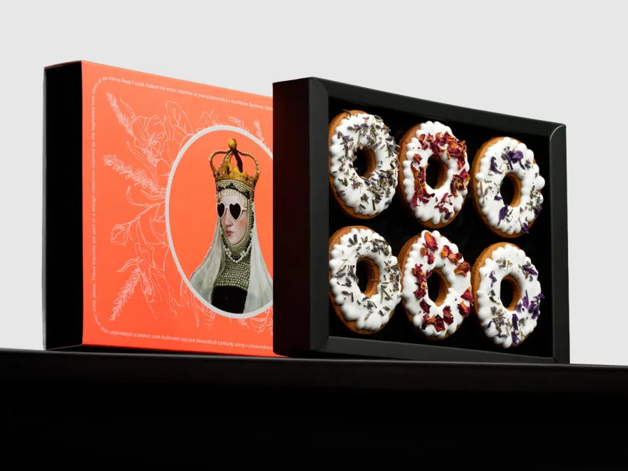 Orange Meduolių namai box with a portrait of the queen and six iced gingerbread biscuits in a black box