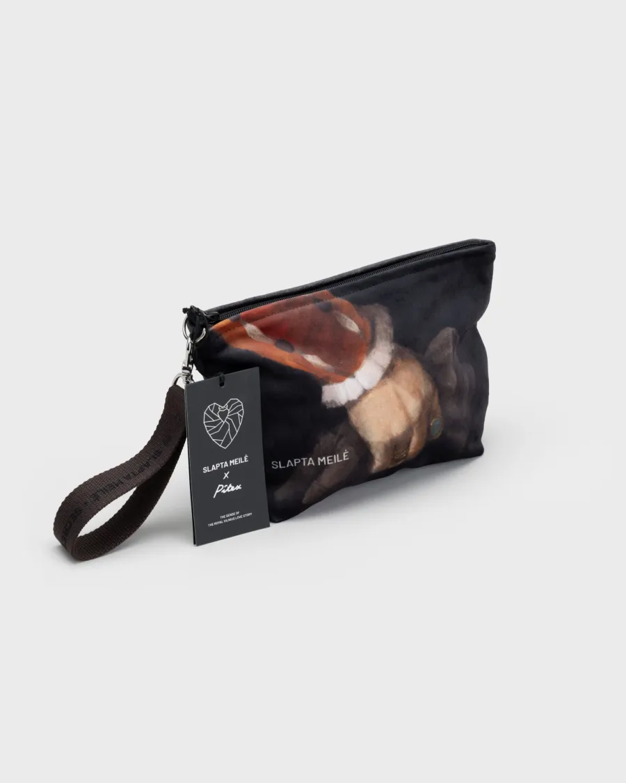 “Augustus” cosmetic bag with an image of a painted hand with a ring and a “Slapta meilė” label, side view