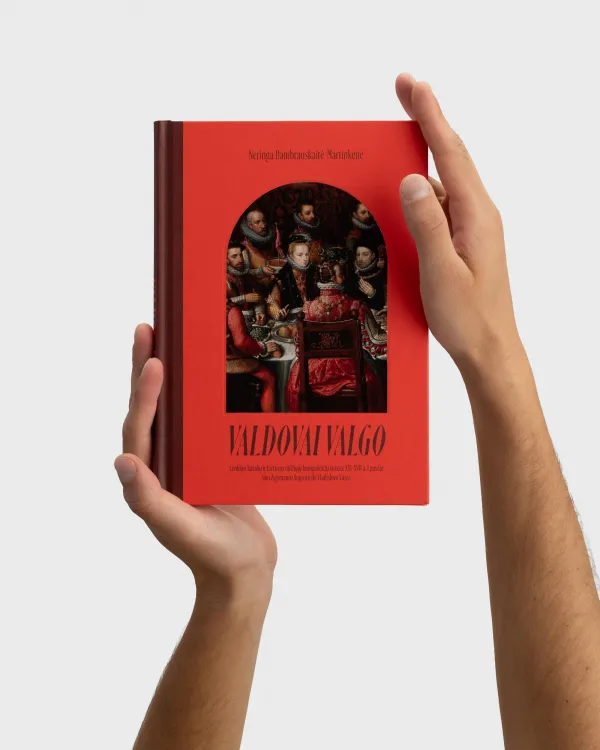 Rankos laiko raudoną Neringos Dambrauskaitės-Martinkėnės knygą „Valdovai valgo“