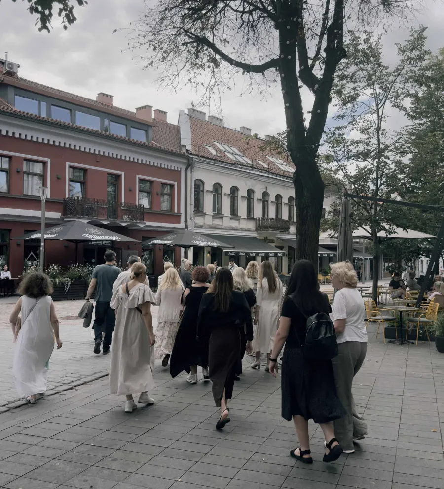 Ekskursijos „Karaliaus Augusto laiškai“ dalyviai eina Kauno pėsčiųjų gatve