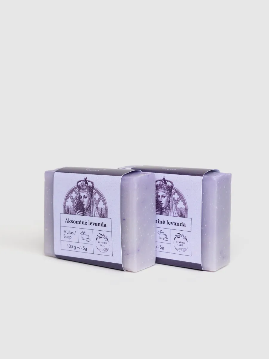 Dvi kieto muilo „Aksominė levanda“ 100 g pakuotės su violetinėmis etiketėmis, vaizdas kampu