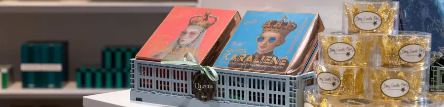 “Queens” collection banner: a shop table with sweet boxes and jars of honey